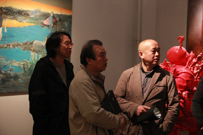王华祥老师带尚扬先生与王南溟参观展厅